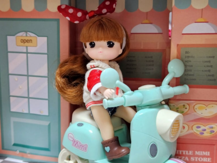 Mimi World Where are you going? Little Mimi Doll Pizza Delivery On a Scooter
